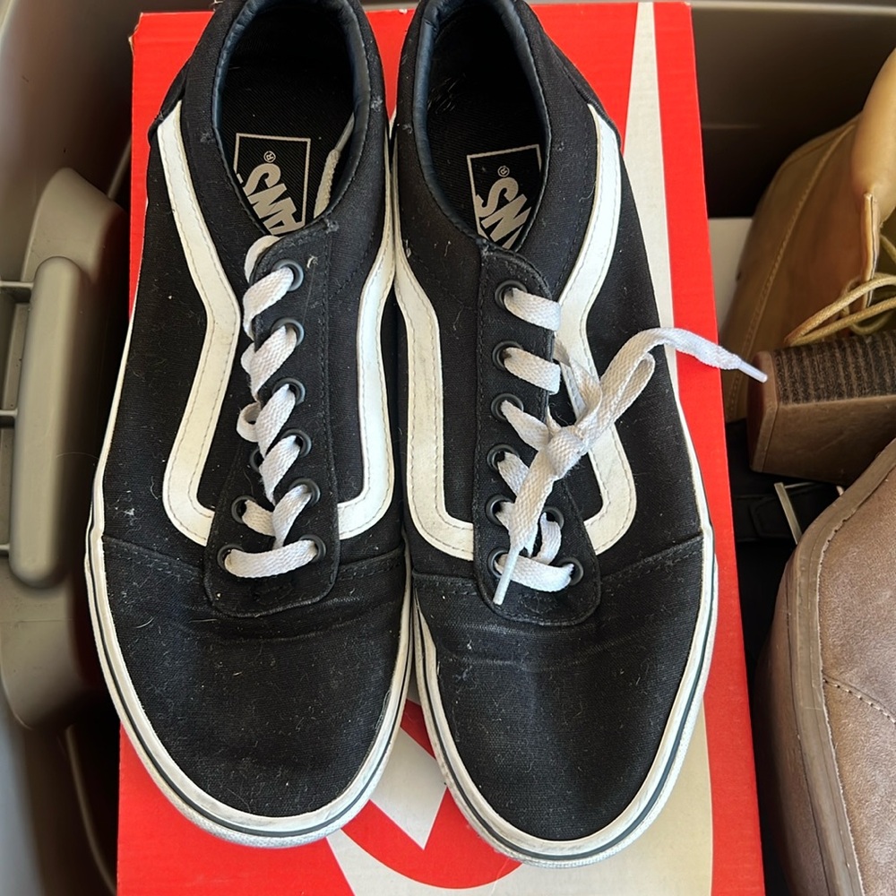 Ladies, vans, low top ward.